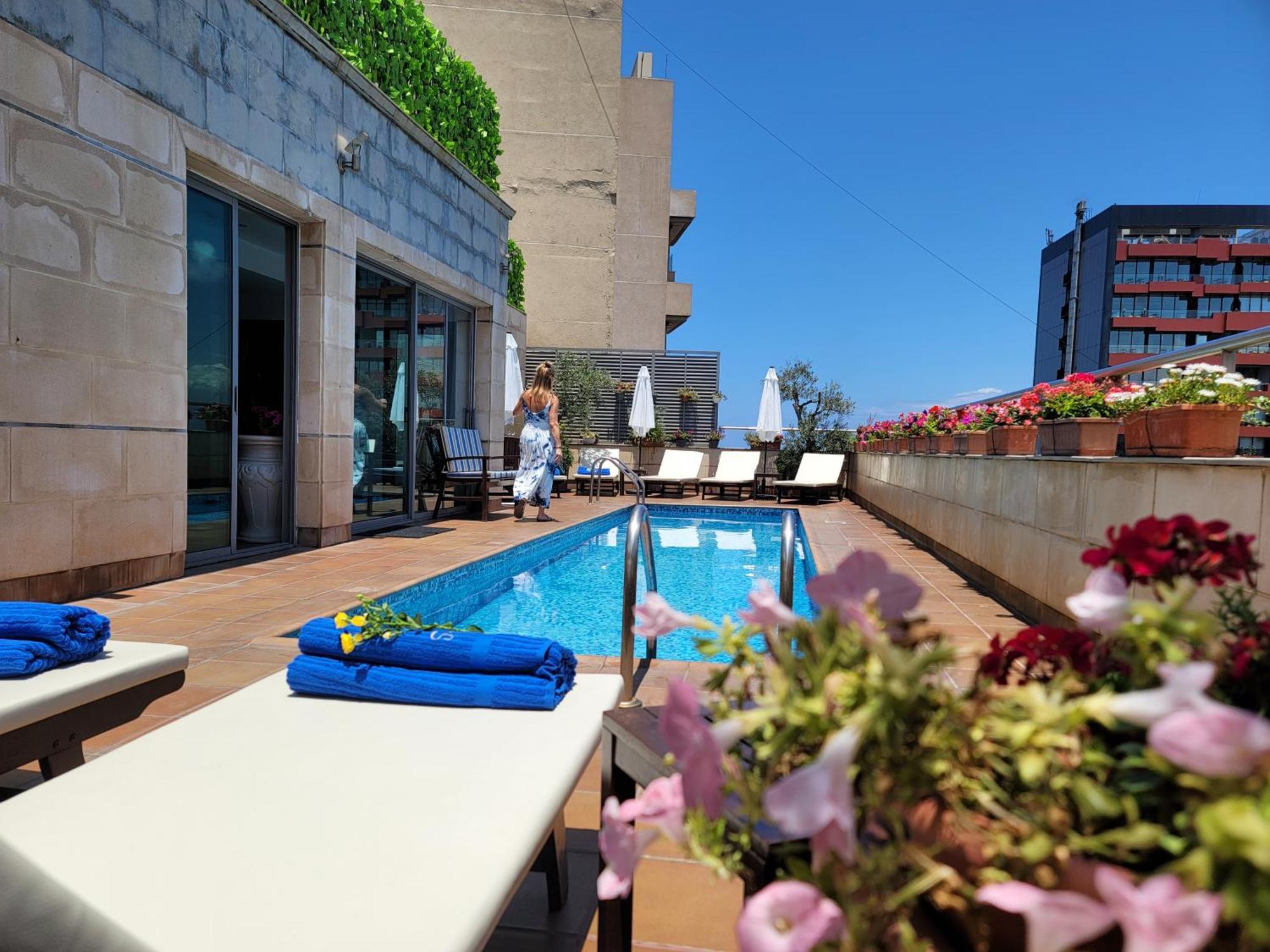 Sky Suites Beirut Exteriör bild